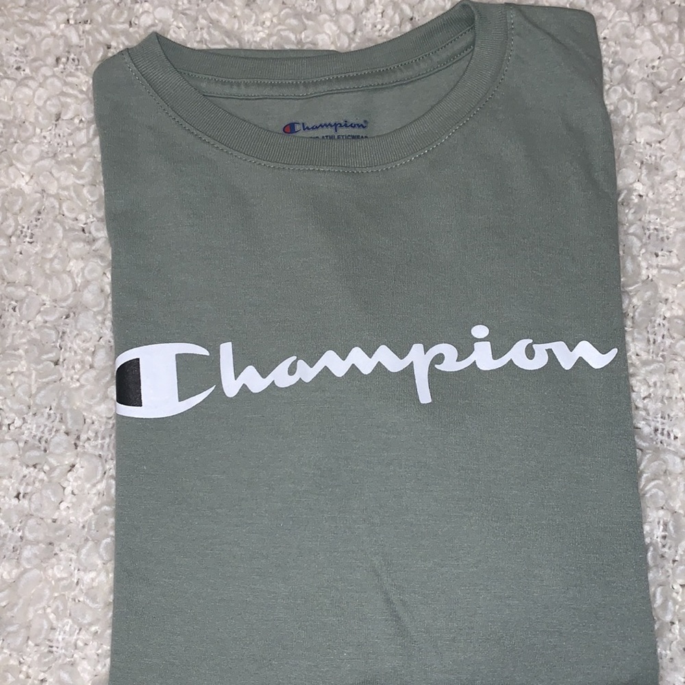 🤩Boys champion T-shirt!! NEVER WORN🤌🏽